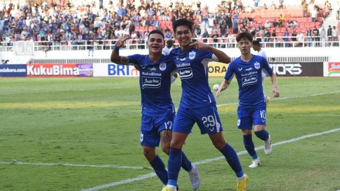 Pemain PSIS Semarang Septian David Maulana (Kanan) bersama rekannya, Gali Freitas merayakan gol keduanya ke gawang Arema FC dalam laga pekan ketujuh BRI Liga 1 2023/2024 di Stadion Jatidiri Semarang, Rabu (9/8/2023). PSIS berhasil menang 2-0 dalam laga ini.