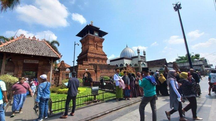 Sejumlah wisatawan saat berada di depan Kompleks Masjid Menara Kudus, Jumat (6/5/2022).