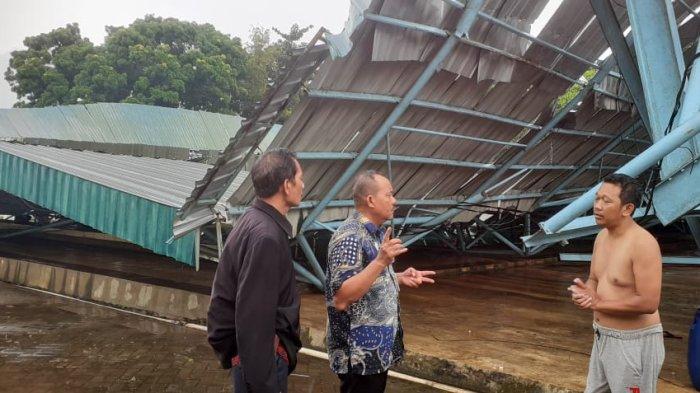 Kepala Disparpora, Yarsono saat menunjau atap kolam renang THR Kramat Batang roboh.