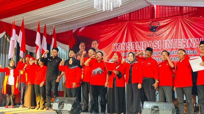 Pasangan Bakal Calon Bupati dan Wakil Bupati Tegal yang diusung PDI Perjuangan Bima Eka Sakti-Muhammad Syaeful Mujab (kemeja hitam), saat membacakan deklarasi Pemenangan Pemilihan Kepala Daerah (Pilkada) tahun 2024. Berlokasi di halaman belakang DPC PDI Perjuangan setempat, Senin (9/9/2024).