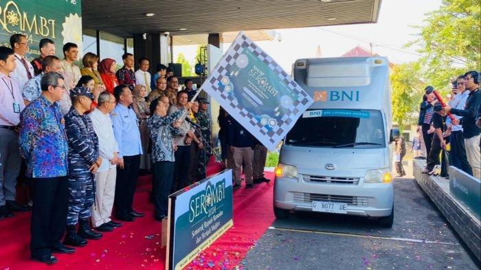 Perwakilan masing-masing perbankan simbolis memberangkatkan mobil kas keliling yang nantinya menyediakan layanan penukaran uang terpadu pada tanggal 1-4 April 2024. Adapun kegiatan tersebut merupakan rangkaian acara kick off Semarak Rupiah Ramadan dan Berkah Idulfitri atau Serambi, berlokasi di halaman depan Kantor Perwakilan Bank Indonesia Tegal, Rabu (20/3/2024).