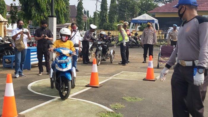 Penyandang disabilitas Kabupaten Pekalongan saat melakukan ujian praktik SIM D di halaman Satlantas Polres Pekalongan, kemarin.