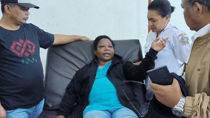 Angganita Mandowen (baju biru) yang merupakan korban penganiayaan KKB di Distrik Amuma, sedang menjalani pemeriksaan kesehatan di RSUD Dekai, Kabupaten Yahukimo, Papua Pegunungan, Rabu (1/11/2023).