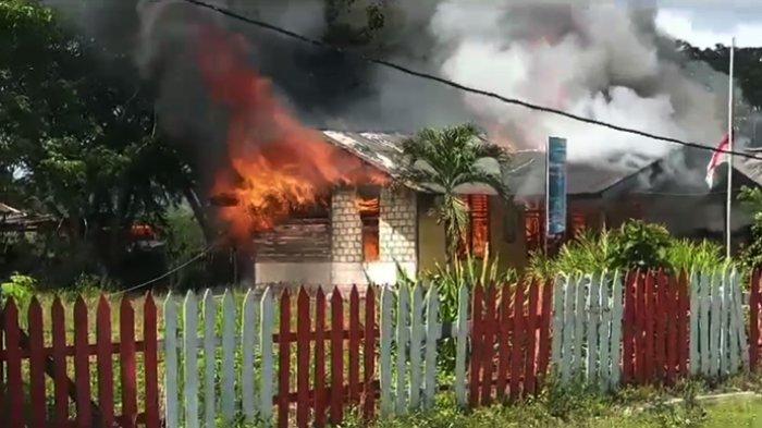 TANGKAPAN LAYAR - Tampak rumah warga di Kampung Karya Bumi, Besum, Distrik Namblong yang dibakar akibat kasus pembacokan di daerah tersebut. Ketua Umum Gerakan Pemuda Jayapura (Gapura) Kabupaten Jayapura, Jack Judzoon Puraro berharap pihak kepolisian dapat mengusut tuntas kasus tersebut.