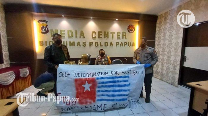 Barang bukti berupa Spanduk yang bertuliskan beberapa kata dan Gambaran Bendera BK, yang di tunjukan Kepada awak media.