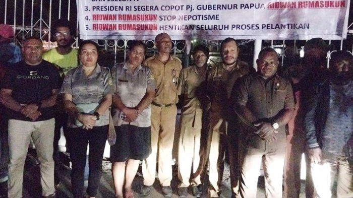 Solidaritas ASN Provinsi Papua mendesak Pj Gubernur Papua Ridwan Rumasukun agar segera hentikan seluruh proses pelantikan di lingkup Pemerintahan Provinsi Papua. Melalui Video yang diperoleh Tribun-Papua.com, perwakilan Solidaritas ASN Provinsi Papua telah menutup Kantor Otonom Kotaraja sejak Selasa (2/4/2024) malam.