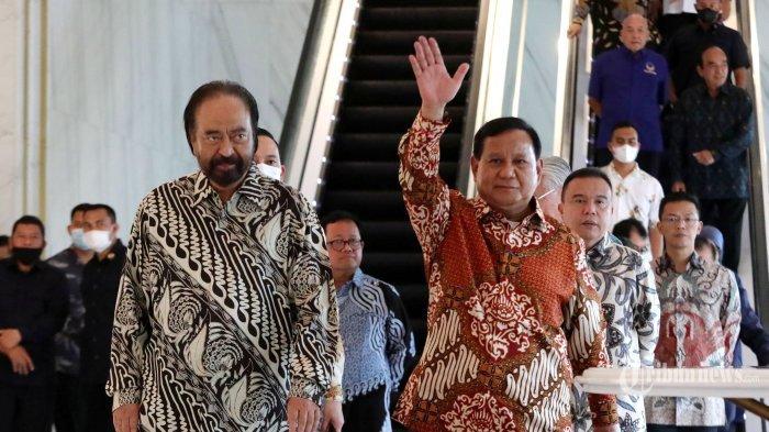 Ketua Partai Nasdem Surya Paloh bersama Ketua Partai Gerindra Prabowo Subianto usai melakukan pertemuan di DPP Partai Nasdem, Jakarta, Selasa (1/6/2022). Pertemuan ini merupakan silaturahmi antar partai yang membicarakan pentingnya stabilitas nasional.