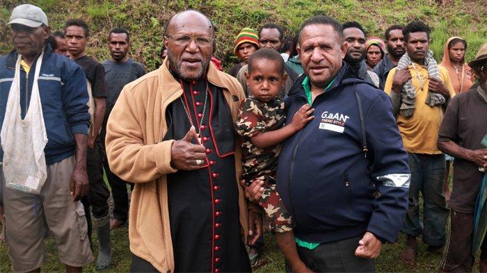 Uskup Jayapura, Mgr Yanuarius Theofilus Matopai You, Pr saat melakukan kunjungannya ke Pastoran Paroki Bintang Timur Abmisibil, Distrik Abmisibil, Kabupaten Pegunungan Bintang (Pegubin), Provinsi Papua Pegunungan.