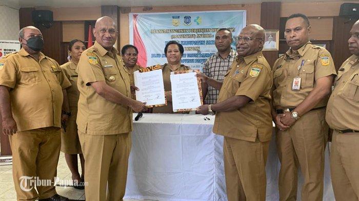 Penjabat Bupati Sarmi, Markus O Mansnembra bersama Direktur RSUD Jayapura, Drg Aloysius Giyai ketika menunjukkan Surat Perjanjian Kerja Sama usai dilakukan penandatanganan di RSUD Jayapura, Senin (4/7/2023) siang.
