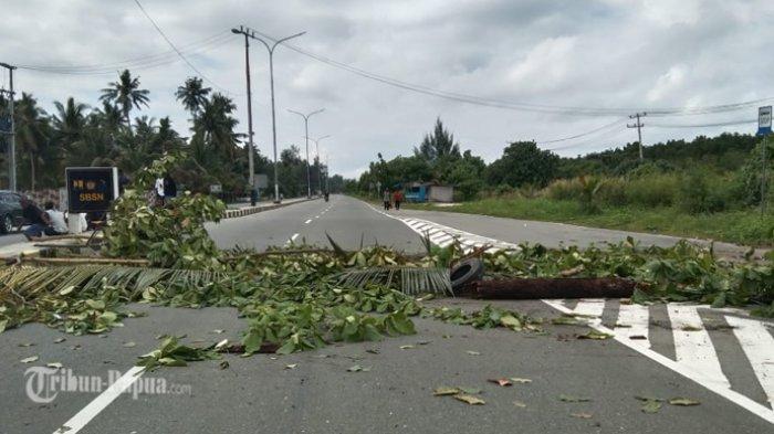 Nampak bagian sisi kanan jalan Holtekam dari arah jembatan Youtefa dipalang dengan menggunakan kayu dari pohon ketapang.