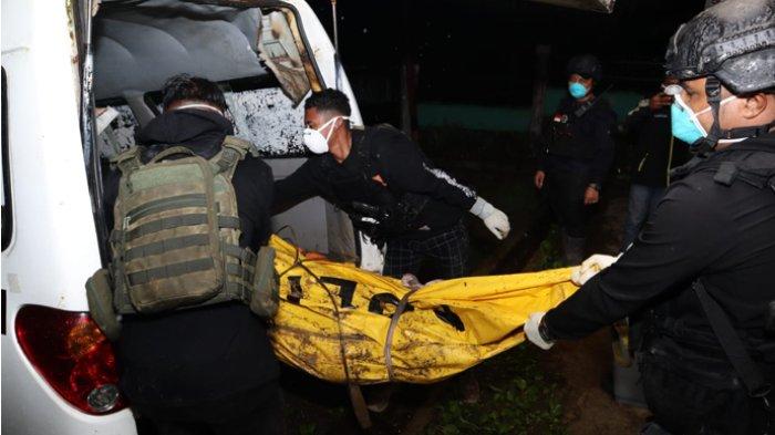Aparat gabungan TNI-Polri melakukan evakuasi terhadap kelima jenazah yang berada di Kampung Modusit, Distrik Serambakon, Kabupaten Pegunungan Bintang.