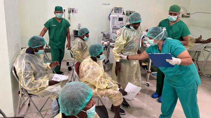 Tampak sejumlah warga penerima manfaat operasi katarak dari PT Freeport Indonesia di Rumah Sakit Mitra Masyarakat (RSMM) Timika, Kabupaten Mimika, Papua Tengah, Jumat (5/4/2024) saat mendapatkan pengarahan dari tim dokter.