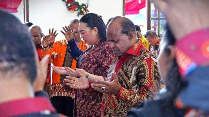 Almarhum Doren Wakerkwa didampingi istri semasa hidupnya.