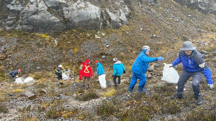 Balai Taman Nasional Lorentz bersama PT Freeport Indonesia, saat membersihkan area di sekitar basecamp pendakian Puncak Cartensz Pyramid, beberapa waktu lalu.