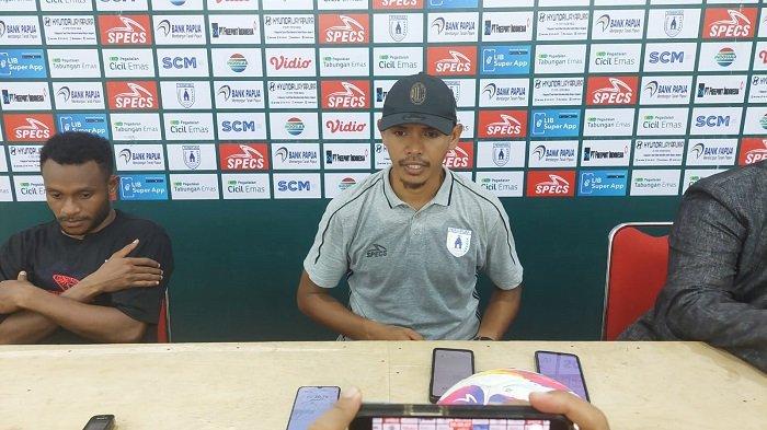Pelatih Persipura, Ricardo Salampessy dalam konferensi pers, usai laga kontra Persipal Palu.