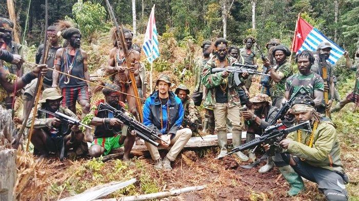 Tampak pasukan KKB bersama Pilot Pesawat Susi Air Philips Mark Methrtens di Hutan Kabupaten Nduga, Provinsi Papua Pegunungan, saat ini.