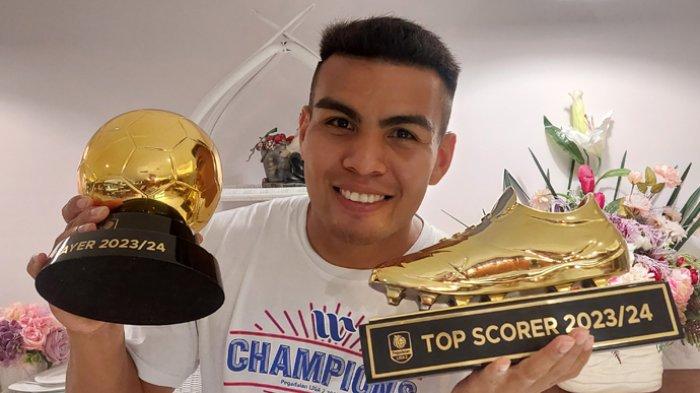 Alexsandro Perraira, penyerang milik PSBS Biak tersenyum lebar setelah menerima dua penghargaan sekaligus setelah laga pemungkas Liga 2 pada final leg kedua menghadapi tuan rumah Semen Padang. Dua penghargaan tersebut yaitu sebagai pemain terbaik dan top skor.