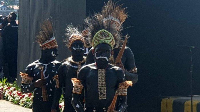 Tampak penggunaan Koteka yang salah dalam Papua Street Carnival, Jumat (7/7/2023).