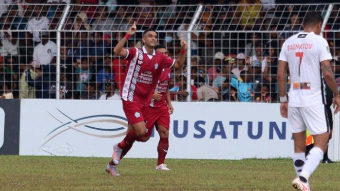 Pemain belakang PSBS Biak, Otavio Dutra saat merayakan gol yang disarangkan ke gawang mantan timnya Persipura Jayapura. Laga tersebut berlangsung di Stadion Cenderawasih Biak, Minggu (10/12/2023).