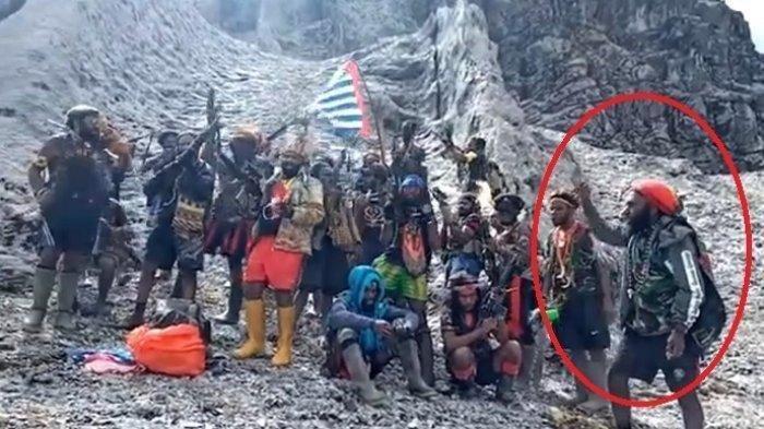 Jenderal kelompok separatis di Papua, Lekagak Telenggen mengumpulkan anak buahnya di atas puncak sebuah gunung.