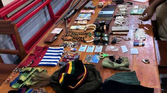 Sejumlah barang bukti milik KKB pimpinan Yotam Bugiangge yang disita Satgas Operasi Damai Cartenz-2024 di wilayah Yahukimo.
