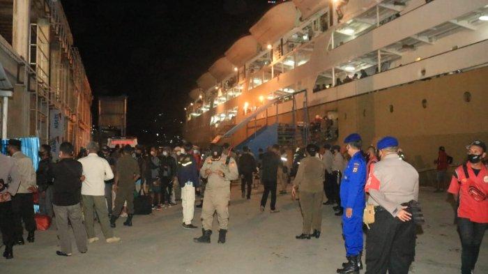 KM CIREMAI - Ratusan penumpang Kapal Motor (KM) Ciremai saat berlabuh di Pelabuhan Jayapura, Kota Jayapura, Papua, Jumat (11/6/2021). Kapal milik Pt Pelni membawa 921 penumpang, setelahrapid test antigen, 15 penumpang diantaranya dinyatakan postif Covid-19. Dua hari lalu, Selasa (9/6/2021), 18 penumpang KM Labobar,juga terkonfirmasi positif.