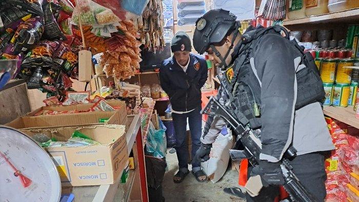 Polisi saat olah TKP di kios milik Brigpol Johan Herik Sibarani, korban penembakan OTK di Lanny Jaya.