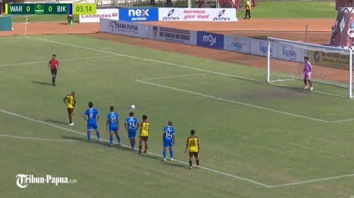 TANGKAPAN LAYAR - Boaz Solossa gagal memanfaatkan peluangnya di kotak pinalti setelah sepakannya ditepis penjaga gawang PSBS Biak Mario Londok. Laga tersebut berlangsung di Stadion Mandala Jayapura, Jumat (12/1/2024).