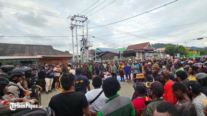 Tampak ratusan massa tutupi jalan Merdeka, Nabire Papua Tengah.