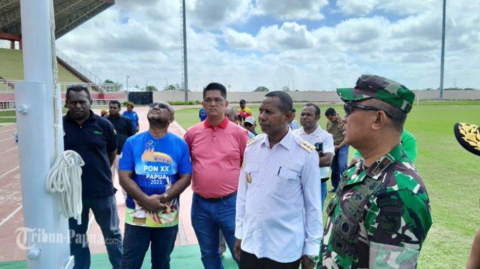 Penjabat Gubernur Provinsi Papua Selatan, Apolo Safanpo meninjau kesiapan lapangan upacara HUT ke-78 RI di stadion Katalpal Merauke.
