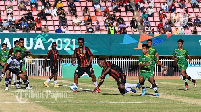 Pelanggaran Pemain Papua M. Arody Opdana, terjatuh setelah ditakle pemain belakang Kalimantan Selatan , Muhammad Rizky Arifin dalam pertandingan babak semifinal sepakbola PON XX Papua, Selasa (12/10/2021). Kesebelasan Papua melaju ke final seetelah menang 5-1 dalam pertandingan di Stadion Mandala, Jayapura.