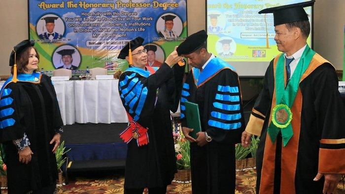 Apolo Safanpo, baru-baru ini diberikan gelar Profesor Kehormatan oleh Bodhisastra University di Badung, Bali.