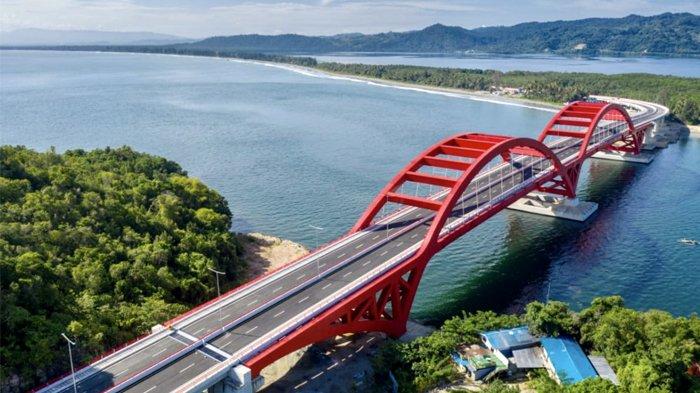 Jembatan Youtefa atau biasa dikenal dengan sebutan Jembatan Merah menjadi satu di antara icon di Provinsi Papua tepatnya di KOta Jayapura.