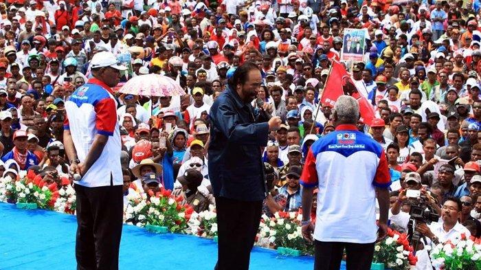 Ketua Umum Partai NasDem Surya Paloh menyampaikan orasi politik didampingi calon gubenrur dan wakil gubernur Papua Barat Dominggus Mandacan dan Mohamad Lakotani pada kampanye di Manokwari, Papua Barat, pada medio 2017.