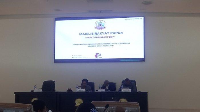Suasana rapat pleno di gedung MRP dalam rangka pemberian pertimbangan dan persetujuan MRP tentang syarat keaslian orang asli Papua bakal calon gubernur dan wakil gubernur Provinsi Papua tahun 2024 - 2029, Kamis (12/9/2024) sore.