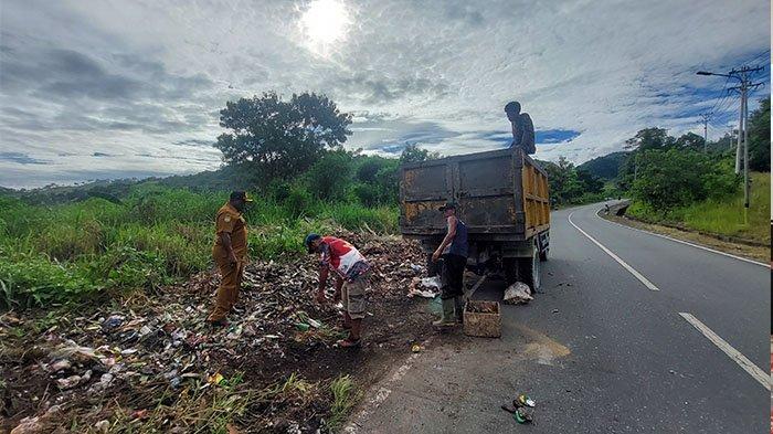 Kepala Bidang Kebersihan Dinas Lingkungan Hidup dan kebersihan Kota Jayapura Agustinus Jitmau saat memantau proses pembersihan sampah yang dibuang warga dipinggir jalan baru kota Jayapura Papua, belum lama ini.