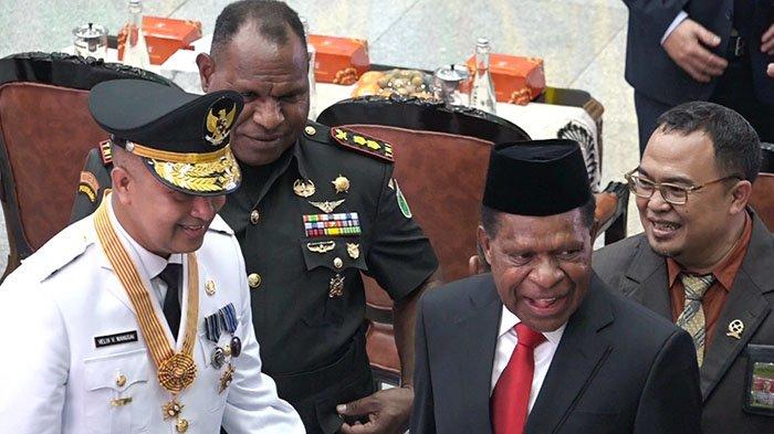 Mantan Pj Gubernur Papua Pegunungan Nikolaus Kondomo bersama Penjabat yang baru Velix Wanggai didampingi Dandim 1702 Jayawijaya Letkol Cpn Athenius Murip di Gedung C Sasana Bhakti lantai 3 Kemendagri, Jakarta Pusat.