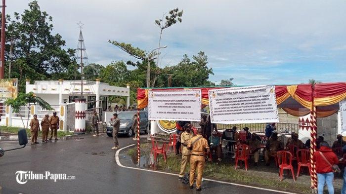 Tampak ASN dinonjobkan Bupati Mimika, Eltinus Omaleng saat menduduki Kantor Bupati Mimika, Senin (15/1/2024).
