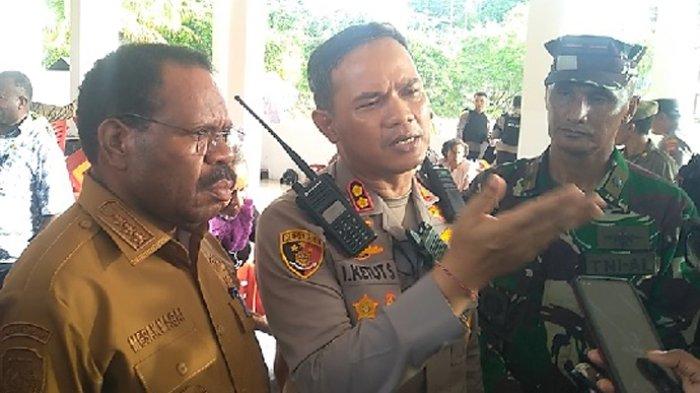 Kapolres Nabire, AKBP I Ketut Suarnaya (tengah) saat memberikan keterangan usai mediasi penanganan konflik tapal batas di kampung Topo dan Kampung Urumusu antara Kelompok Adat Suku Dani, Suku Mee dan Suku Wate.