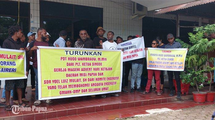 Teddy Wopari selalu Ketua Jemaat Russelben Gereja Masehi Advend Hari Ketujuh bersama jemaatnya ketika melakukan aksi demo damai ke Kantor Gubernur dan Kantor Sinode Gereja Adven Papua di Dok 5, Jumat (14/7/2023).