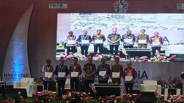 Foto bersama narasumber seminar Sinergi dan Inovasi Pencegahan Korupsi dalam Rangka Optimalisasi Penerimaan Asli Daerah Hakordia 2023, Kepala Kantor Wilayah Direktorat Jenderal Pajak Papua, Papua Barat, dan Maluku, Heri Kuswanto (paling kanan) di Istora Lukas Enembe.