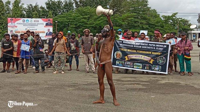 Suasana aksi demo damai menolak pemindahan makam tokoh dan pejuang Papua Dortheys Hiyo Eluay atau Theys Eluay di lapangan upacara kantor Bupati Jayapura, Gunung Merah Sentani, Kamis (16/5/2024).