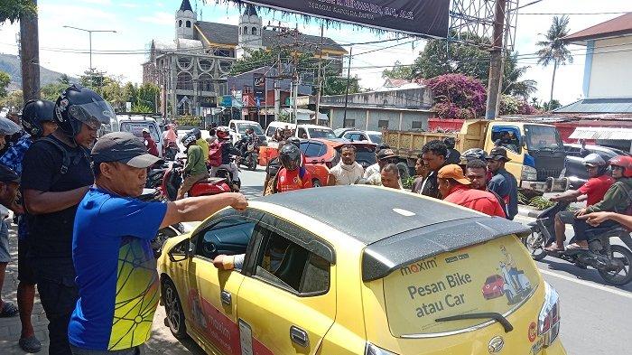 SopirMaxim yang dicegat puluhan supir taxi Bandara Sentani karena melanggar kesepakatan batas pengambilan penumpang terjadi di depan sekolah SMA Asisi Sentani, Distrik Sentani, Kabupaten Jayapura
