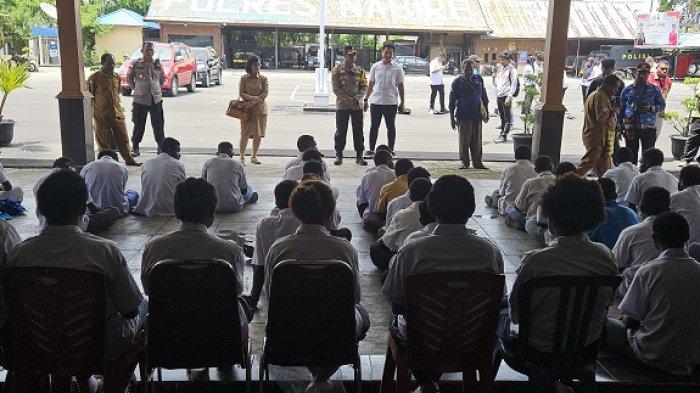 SISWA TOLAK MBG: Tampak puluhan siswa saat dinasehati oleh Kepala Dinas Pendidikan Nabire, Dina Pidjer, dan Kapolres Nabire, AKBP Samuel, di depan halaman halaman parkir Polres Nabire, di Jalan Jenderal, Sudirman No.1, Karang Mulia, Distrik Nabire, Kabupaten Nabire, Provinsi Papua Tengah. Foto: Tribun-Papua.com/Calvin Erari.