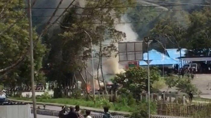Tampak kepulan asap saat masa membakar kendaraan dinas aparat keamanan dan pemda, Kamis (17/7/2024).