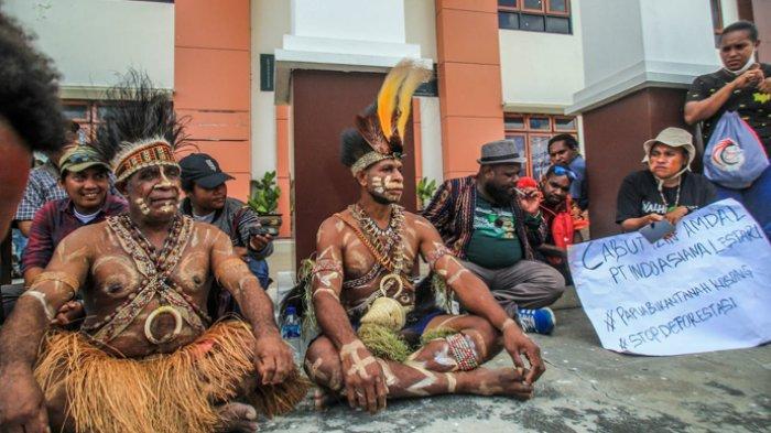 Hendrikus Woro (kanan) Pembela Hak Masyarakat Adat dan Lingkungan Hidup dari masyarakat adat Awyu di Boven Digoel, mereka menggugat Keputusan Kepala Dinas Penanaman Modal dan Pelayanan Terpadu Satu Pintu (DPMPTSP) Provinsi Papua di PTUN Jayapura.