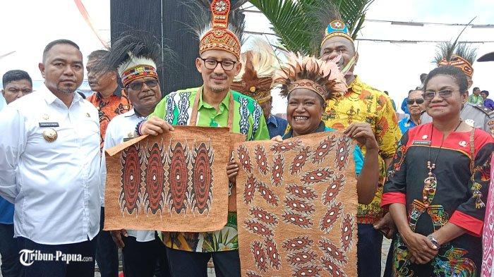 Menteri Pariwisata dan Ekonomi Kreatif Sandiaga Uno saat membuka Festival Danau Sentani (FDS) ke XIII, tahun lalu di Dermaga Kalkhote Sentani Timur, Kabupaten Jayapura, Papua.