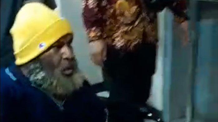 Tim penasihat hukum dan keluarga mantan Gubernur Papua Lukas Enembe menyesalkan tindakan Jaksa KPK yang membawa Lukas Enembe dari RSPAD, Selasa (17/10/2023) sore. Pasalnya, mantan gubernur Papua itu dibawa paksa dalam keadaan sakit parah, tak berdaya, dengan kedua tangan bengkak dan sangat kesulitan untuk berjalan.