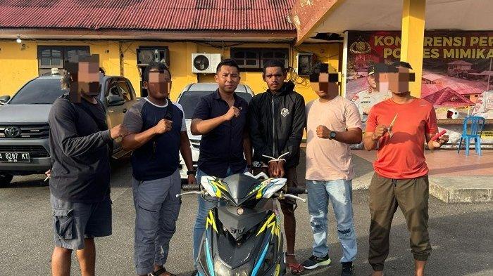 Pelaku pembubuhan saat digiring polisi ke Polres Mimika, Kamis (18/12/2024).