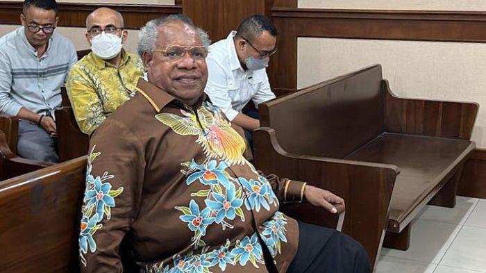 Bupati Mimika, Eltinus Omaleng dalam sidang dugaan korupsi pembangunan Gereja Kingmi Mile 32 di Kabupaten Mimika, Papua, Kamis (4/4/2024).